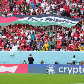  Los aficionados de Túnez sostienen una pancarta de Palestina libre durante el partido de fútbol del Grupo D de la Copa Mundial de la FIFA Qatar 2022 entre Túnez y Australia en el estadio al Janoub. Foto: Jonathan Brady/PA Cable/dpa