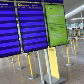 Paneles informativos de las salidas de vuelos, vacíos, en el aeropuerto Josep Tarradellas Barcelona-El Prat, durante el estado de alarma por la pandemia del coronavirus. REUTERS/Nacho Doce
