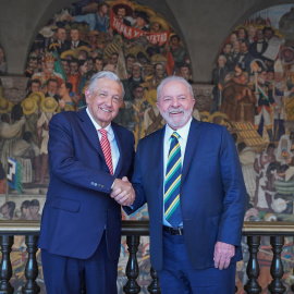  Fotografía cedida el pasado día 2 de marzo, por la presidencia de México, del mandatario mexicano, Andrés Manuel López Obrador (i), quien saluda al expresidente de Brasil Luiz Inácio Lula da Silva (d), durante una reunión en Palacio Nacional de la