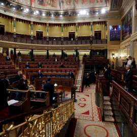 Ministros y diputados guardan un minuto de silencio por las víctimas del coronavirus durante el pleno del Congreso, donde se probó una nueva prórroga del estado de alarma. EFE/J.J. Guillén POOL