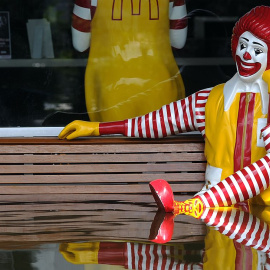Una figura de Ronald McDonald en el exterior de un restaurante de la cadena de comida rápida en Bangkok. AFP