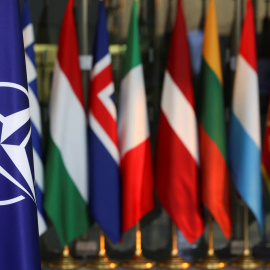 La bandera de la OTAN y la de los países miembros en su sede en Bruselas. REUTERS/Yves Herman