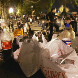 Imagen de archivo de un 'macrobotellón'. EFE
