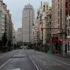 Vista de la Gran Vía de Madrid, totalmente vacía, durante el estado de alarma. EFE/Kiko Huesca