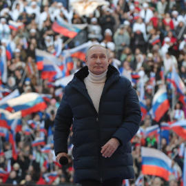  El presidente ruso, Vladimir Putin, asiste a un concierto para conmemorar el octavo aniversario de la reunificación de Crimea con Rusia en el estadio Luzhniki de Moscú, Rusia, el 18 de marzo de 2022.- EFE