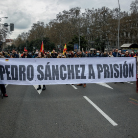  Varias personas con una pancarta con que reza 'Pedro Sánchez a prisión', en la protesta bajo el lema '¡Qué paguen ellos!', a 19 de marzo de 2022, en Madrid (España) convocada por VOX.- Ricardo Rubio / Europa Press