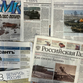 Vista de las portadas de diversos periódicos rusos que se hacen eco de la noticia de la decisión de varios países occidentales de enviar tanques a Ucrania. REUTERS/Alexey Petrov