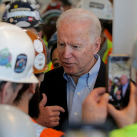 El candidato demócrata a la presidencia de Estados Unidos y ex vicepresidente Joe Biden discute con un trabajador sobre sus políticas de control de armas durante una parada de su campaña de Biden en la planta de Fiat Chrysler, en Detroit (Michigan, EEU