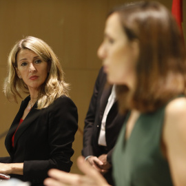 La vicepresidenta segunda y ministra de Trabajo, Yolanda Díaz, y la ministra de Derechos Sociales y Agenda 2030, Ione Belarra, en un acto en el Instituto de la Juventud, en julio del año pasado. E.P./Cézaro De Luca