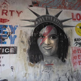  Vista del mural con la cara de Isabel Díaz Ayuso. —EFE/Rodrigo Jiménez