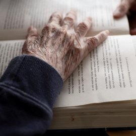 Un anciano lee un libro de una residencia. EFE/Mariscal/Archivo