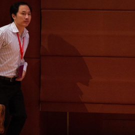 El científico chino He Jiankui , en un acto en la Universidad de Hong Kong, en noviembre de 2018. EFE/EPA/ALEX HOFFORD