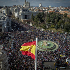 Miles de personas se manifiestan contra el desmantelamiento de la Sanidad Pública, en la protesta bajo el lema 'Madrid se levanta y exige una Sanidad pública', en la Plaza de Cibeles en Madrid (España). Foto: Juan Barbosa / Europa Press