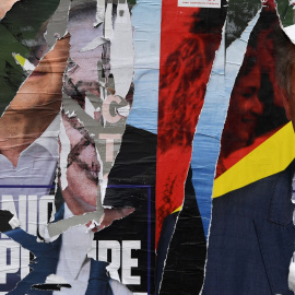  Carteles electorales rasgados del líder de La France Insoumise, Jean-Luc Melenchon, del Partido Comunista Francés, Fabien Roussel, y de la alcaldesa de París y candidata del Partido Socialista (PS), Anne Hidalgo, en Le Relecq-Kerhuon, al oeste de Fran