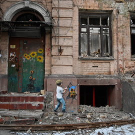  Grafitti en un edificio de Kiev destruido por los ataques rusos.- SERGEI CHUZAVKOV / ZUMA PRESS / CONTACTOPHOTO