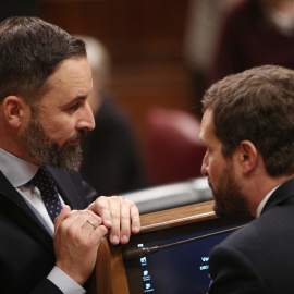 El presidente de VOX, Santiago Abascal (izq) y el presidente del PP, Pablo Casado (dech), hablan durante la sesión de constitución de las Cortes para la XIV Legislatura E.P./Eduardo Parra