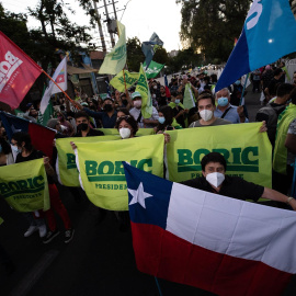  Simpatizantes del candidato por el Frente Amplio, Gabriel Boric, esperan los resultados de las elecciones hoy, en El Barrio Italia, en la comuna de Providencia, en Santiago (Chile).- EFE