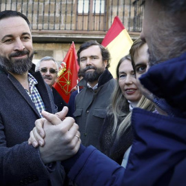 El presidente de Vox, Santiago Abascal (i), junto al vicepresidente del partido, Iván Espinosa de los Monteros (3I), y uno de los fundadores de la misma formación, José Antonio Ortega Lara (2i), asisten al acto de apoyo a la Guardia Civil de la iniciat