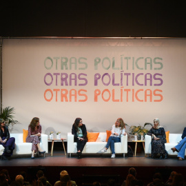 De izquierda a derecha, la< alcaldesa de Barcelona, Ada Colau; la portavoz de Más Madrid, Mónica García; la vicepresidenta de la Generalitat Valenciana, Mónica Oltra; la vicepresidenta del Gobierno, Yolanda Díaz; y la portavoz del Movimiento por la D