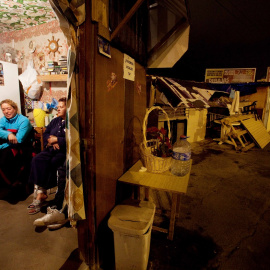 Mujeres en una chabola en Santa Cruz de Tenerife. AFP/DESIREE MARTIN