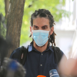  El ex secretario de Organización y diputado de Unidas Podemos Alberto Rodríguez a su salida del Tribunal Supremo donde ha acudido para declarar como investigado por una presunta agresión a un policía, en Madrid, (España), a 21 de septiembre de 2021.