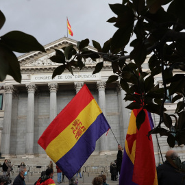 Un hombre sostiene una bandera de la República en una concentración por las víctimas del franquismo delante del Congreso de los Diputados. E.P./Isabel Infantes