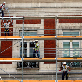 Trabajadores en unos andamios en la rehabilitación de un edificio en el centro de Madrid. REUTERS/Susana Vera