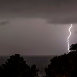 Un rayo cae durante el paso de la tormenta DANA por Baleares. EFE