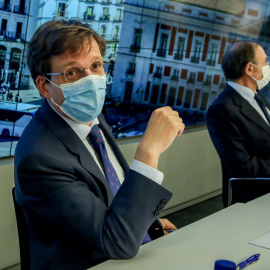  El alcalde de Madrid, José Luis Martínez-Almeida (i), y el presidente del Partido Popular de Madrid, Pío García Escudero (d), durante una reunión de la Junta Directiva Autonómica en la sede del PP, a 20 de abril de 2022, en Madrid (España). - EURO