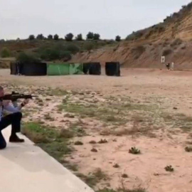 El secretario general de Vox, Javier Ortega Smith, disparando en una base militar en Murcia.