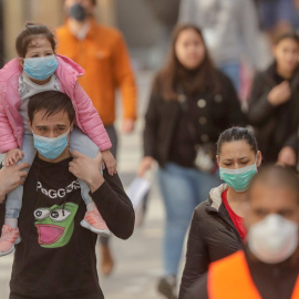 Una pareja, de paseo con su hija. EFE/EPA/OLIVIER HOSLET/
