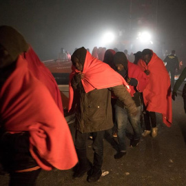 Migrantes de origen subsahariano, en el puerto de Motril, tras ser rescatados por Salvamento Marítimo cuando navegaban en una patera en las cercanías de la isla de Alborán. EFE/Miguel Paquet