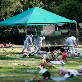Trabajadores del cementerio 'Jardin del Recuerdo' de Managua entierran a una de las víctimas del coronavirus. REUTERS/Oswaldo Rivas