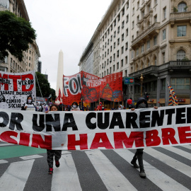 Manifestación en Buenos Aires demandando ayudas para los colectivos más vulnerables castigados por la pandemia del coronavirus. REUTERS/Agustin Marcarian
