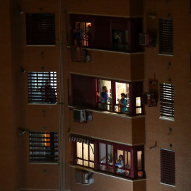 Gente aplaudiendo desde las ventanas y balcones de sus casas, en agradecimiento al personal sanitario ante la crisis de contagios por el coronavirus. REUTERS/Sergio Perez