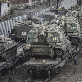  Vehículos blindados rusos en la estación de tren de la región de Rostov, Rusia, el 23 de febrero de 2022.- EFE