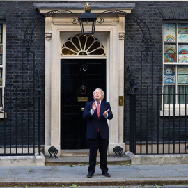 El primer ministro británico, Boris Johnson, aplaude frente al número 10 de Downing Street, en apoyo a los sanitarios, durante la pandemia del coronavirus. REUTERS/Hannah Mckay