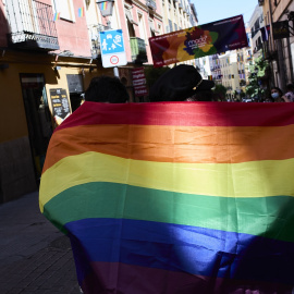Bandera LGTBI en el barrio de Chueca durante la celebración del Día Internacional del Orgullo LGTBI, a 28 de junio de 2021, en Madrid. / Jesús Hellín - Europa Press