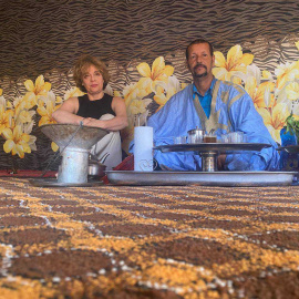  Gloria Elizo con Agmed Lamham, uno de los responsables del campamento de refugiados de Bujador