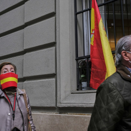 Una hombre y una mujer en la concentración de protesta contra el Gobierno de Pedro Sánchez en el barrio de Salamanca de Madrid. E.P./Jesús Hellín