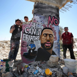 Los artistas sirios Aziz Asmar y Anis Hamdoun terminan un mural que representa a George Floyd, el afroamericano desarmado que murió mientras era arrestado por un oficial de policía de Minneapolis, en la ciudad de Binnish en la provincia de Idlib, en el 