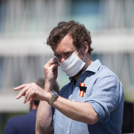 El portavoz de Vox en el Congreso, Iván Espinosa de los Monteros, montado en un autobús durante la congregación de coches y motos, con pancartas y banderas de España, por las calles de la capital en la manifestación de Vox para pedir la dimisión del