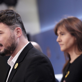 El portavoz de ERC, Gabriel Rufián, y la portavoz de Junst per Catalunya, Laura Borràs, en una comparecencia en la Sala de Prensa del Congreso de los Diputados. E.P./Eduardo Parra