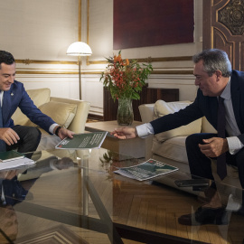 Fotografía de octubre de 2021, del presidente de la Junta de Andalucia, Juanma Moreno, con el secretario general del PSOE-A, Juan Espadas, en un encuentro en el Palacio de San Telmo de Sevilla. E.P./María José López