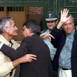 El expresidente del Gobierno, Felipe González, se despide del exministro del Interior, José Barrionuevo, y del ex secretario de Estado de Seguridad, Rafael Vera, a la puerta de la cárcel de Guadalajara, el 10 de septiembre de 1998, donde ingresan para 