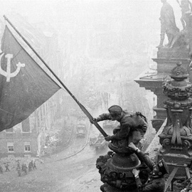  'Alzando una bandera sobre el Reichstag', foto icónica de Yevgueni Jaldéi que muestra a los soviéticos celebrando sobre las ruinas de Berlín.