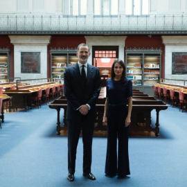 Los Reyes, Felipe VI y Letizia, durante su visita a la Biblioteca Nacional de España. E.P./Casa Real