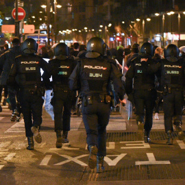 Varios agentes de la Policía Nacional contra los manifestantes de una protesta contra el encarcelamiento del rapero Pablo Hasel, en Valencia, en febrero de 2021. E.P./Jorge Gil