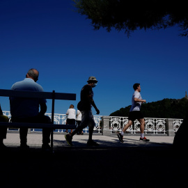 Personas en el paseo de la playa de La Concha, en San Sebastián. REUTERS/Vincent West