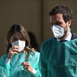 Pablo Casado, este viernes, en la carpa habilitada en Torrejón de Ardoz para realizar tests de seroprevalencia del covid-19.- EFE